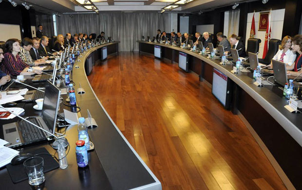 Смањене плате функционера